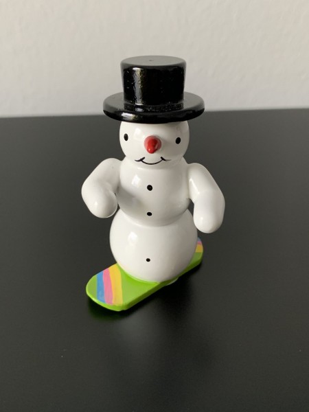 Schneemann auf dem Snowboard Dekofigur aus Holz 5,5cm