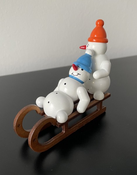 Snowman-Duo auf Schlitten 7cm Dekofigur aus Holz